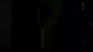 छोटो कपाल हिउँ सेतो एक पेशी पुरुष गर्न आत्मसमर्पण