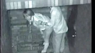 आबनूस केटी हिंसात्मक मा केही गोदाम संग दुई कामदारहरूको