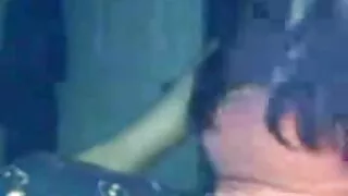 एसई दास दास घनिष्ठ सुख मा मुख राख्न बाध्य