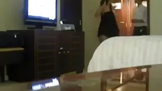 सुन्दर परिपक्व गोरा चढाएको मान्छे कुखुरा सट्टा यो खाने को