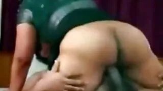 नयाँ वर्ष को लागि एक मित्र दम्पतीले गडबड फूहड़ संग काले मानिस