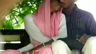 त्यो दिनुभयो एक मुख-मैथुन गर्न एक मान्छे र लिन तयार छ एक प्रभावशाली कुखुरा मा बिल्ली