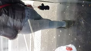 मालिक स्तन श्यामला हाउसकिपर बाथरूम मा