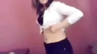 ठूलो दूध संग मुलैटो एक गंजा मानिस को शक्तिशाली चोट मा कूद