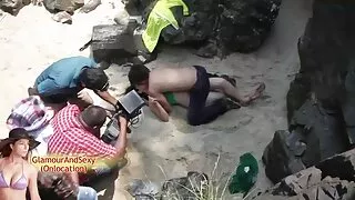 युवा सानो रातो सवारी हुड केटा एक विशाल कुखुरा द्वारा गडबड