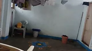 यो गोरा massuer मा विश्वस्त र उसलाई अगाडि उनको खुट्टा फैलाउन