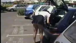 रेडहेड विनम्र हस्तमैथुन सींगदार मालिक र गडबड